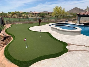 beautiful putting green by poolside